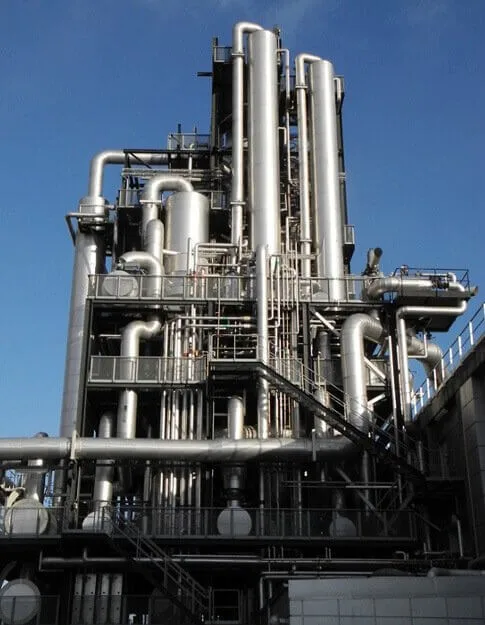 Colonne de distillation de la distillerie Absolut Vodka