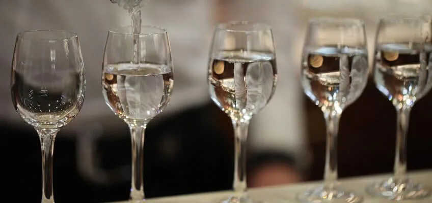 Vodka servie dans des verres