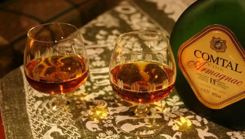 Bouteille d'Armagnac VS avec verres