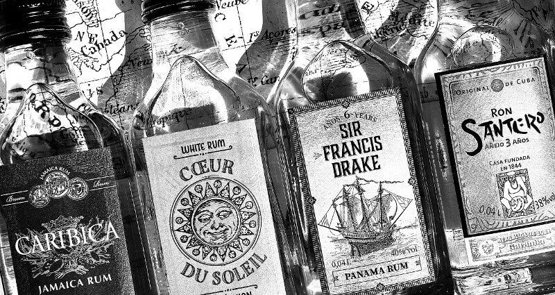 Bouteilles de rhum avec leurs étiquettes