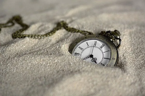 Montre de poche dans le sable